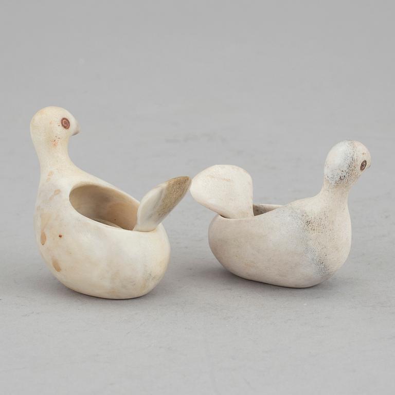 LARS PIRAK, saltripor med sked, ett par, renhorn, signerade.