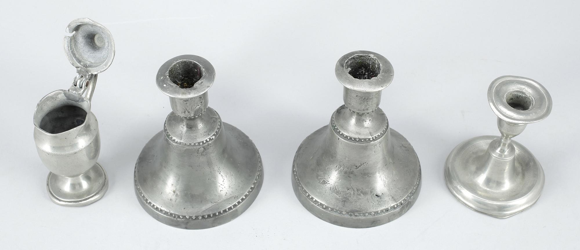 LJUSSTAKAR ett par, LJUSTAKE samt senapskanna, tenn, 1800-tal.