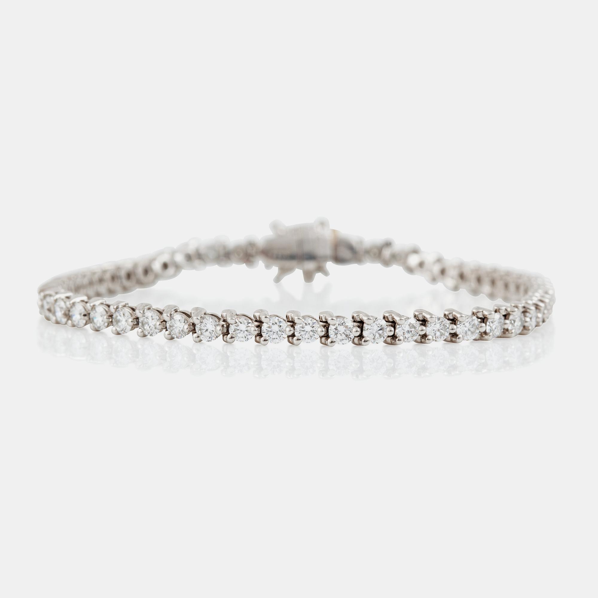 ARMBAND, Tiffany & Co, med briljant-och navetteslipade diamanter, ca 5 ct totalt.