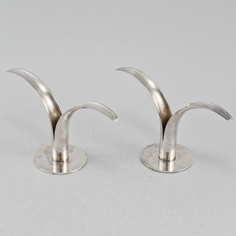 LJUSSTAKAR, ett par, nysilver, "Lilja", Ivar Ålenius Björk, 1900-talets andra hälft.