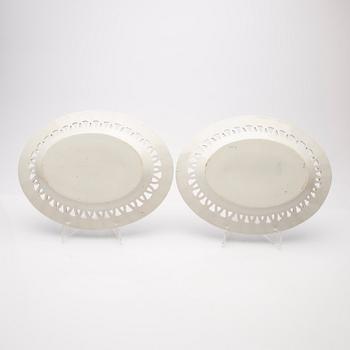 Gallerskålar med underfat, ett par, flintgods, England, 1800-tal.