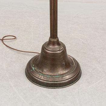 GOLVLAMPA, koppar, 1920-tal.