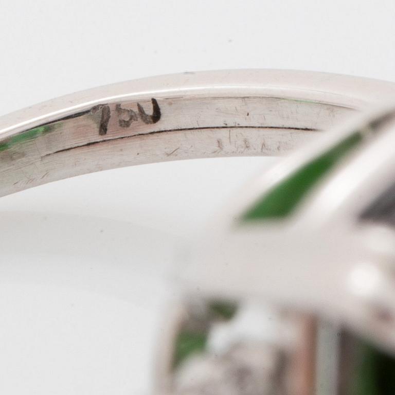 Ring 18K vitguld med en fasettslipad grön turmalin.