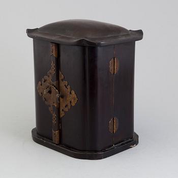 A Japanese wooden lacquered altar piece, with buddha and two deites, early 20th century.