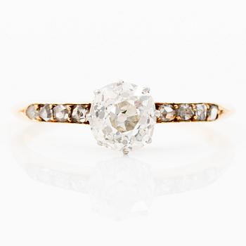 Ring in 18K gold and platinum with an old-cut diamond.