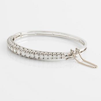 14K gold bangle with round brilliant-cut diamonds.