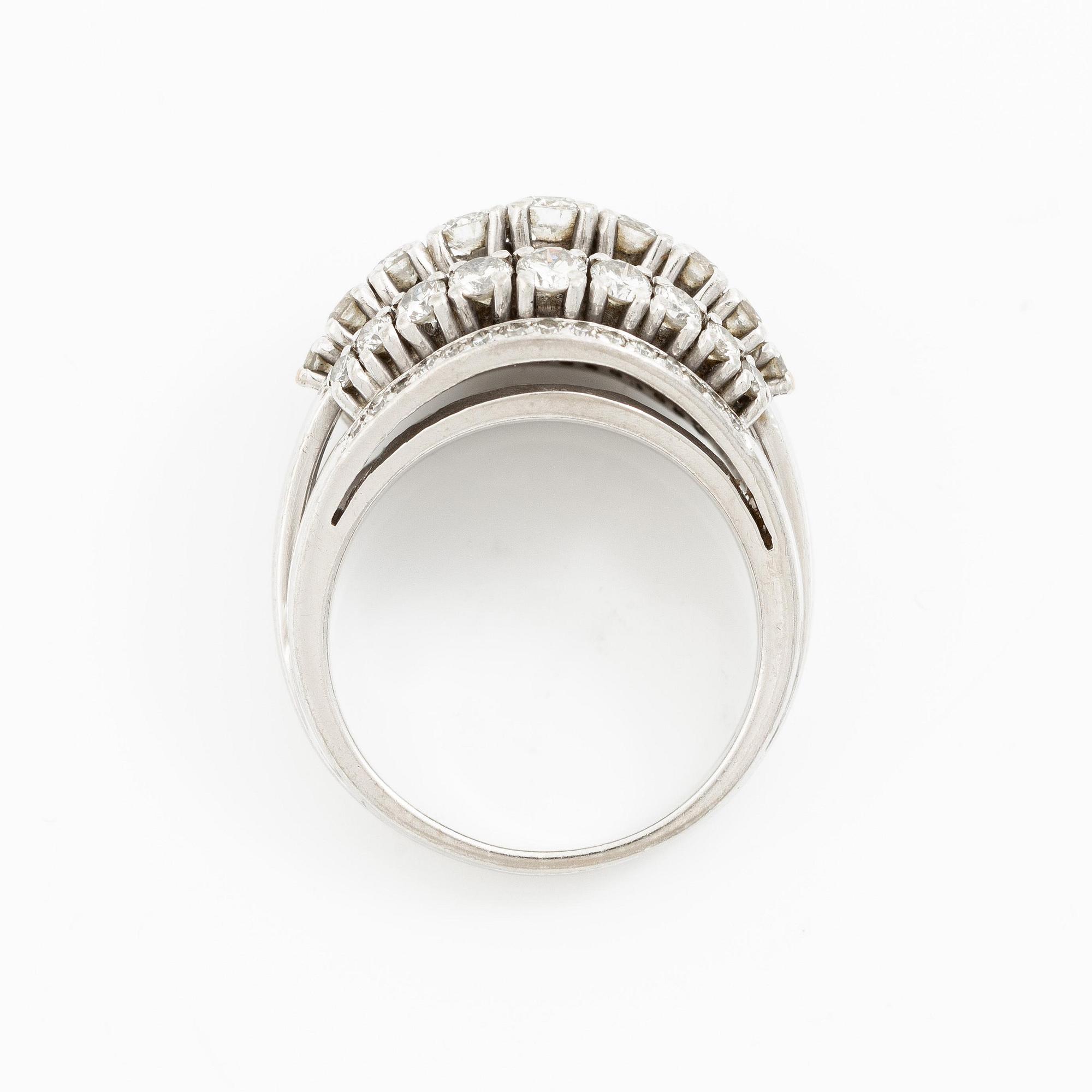 Ring 18K vitguld med runda briljant- och åttkantslipade diamanter. CF Carlman, Stockholm 1974.