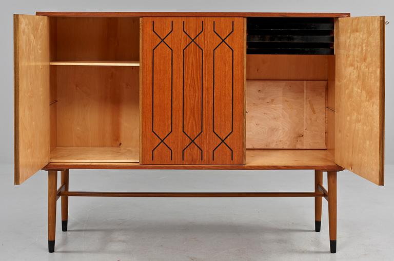 SIDEBOARD, 1900-talets mitt.