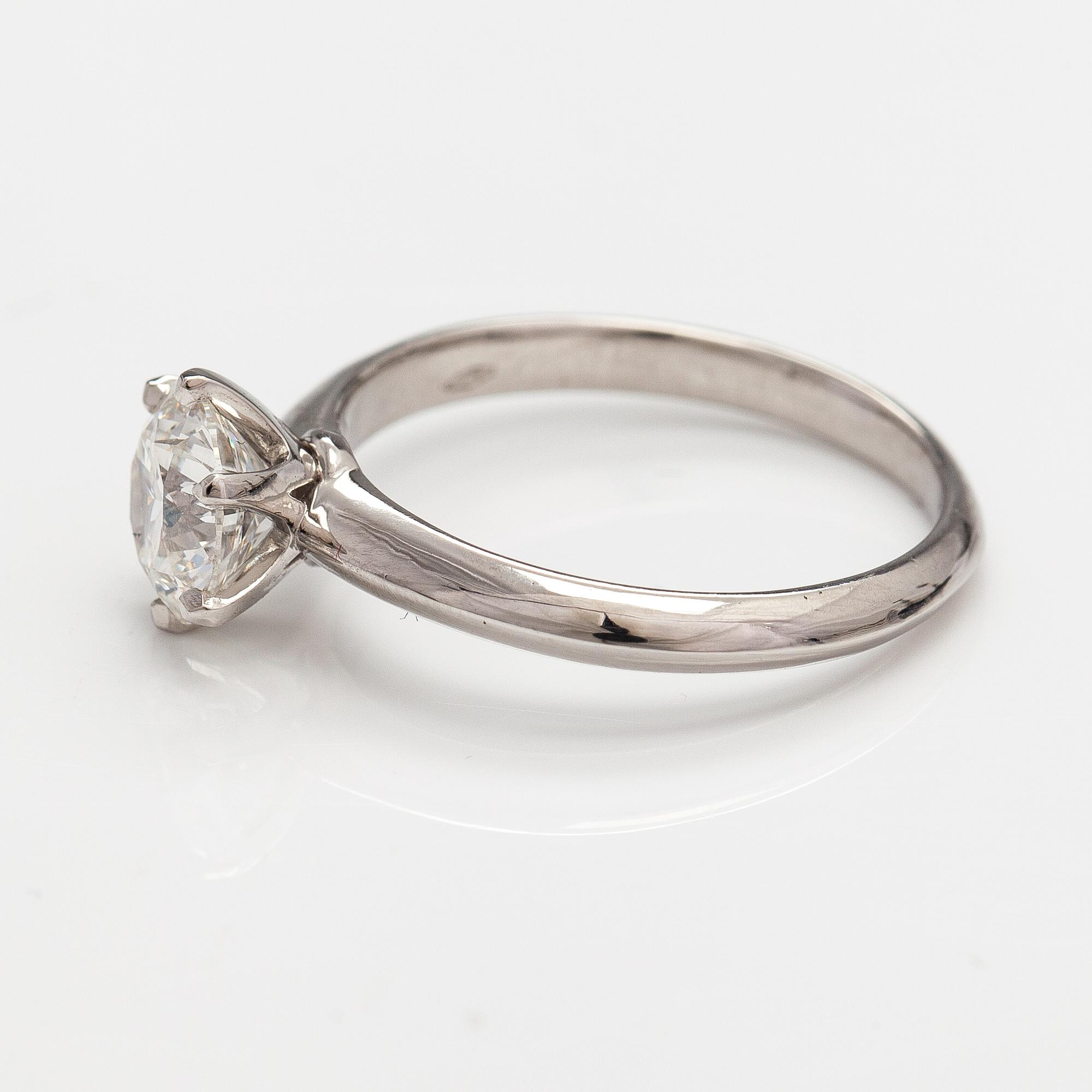 An 18K white gold ring with a ca 1.23 ct brilliant-cut diamond. With GIA certificate.