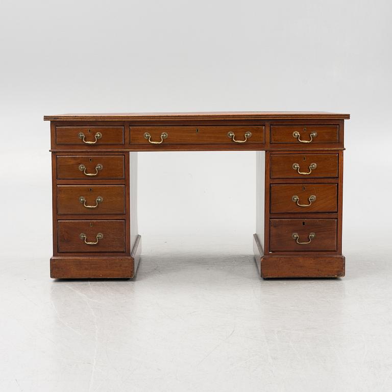 Skrivbord, engelsk stil, 1900-talets andra hälft.