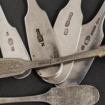 A mixed lot of twelve silver spoons, late 19th and early 20th century, Russia and Estland. 261 g.