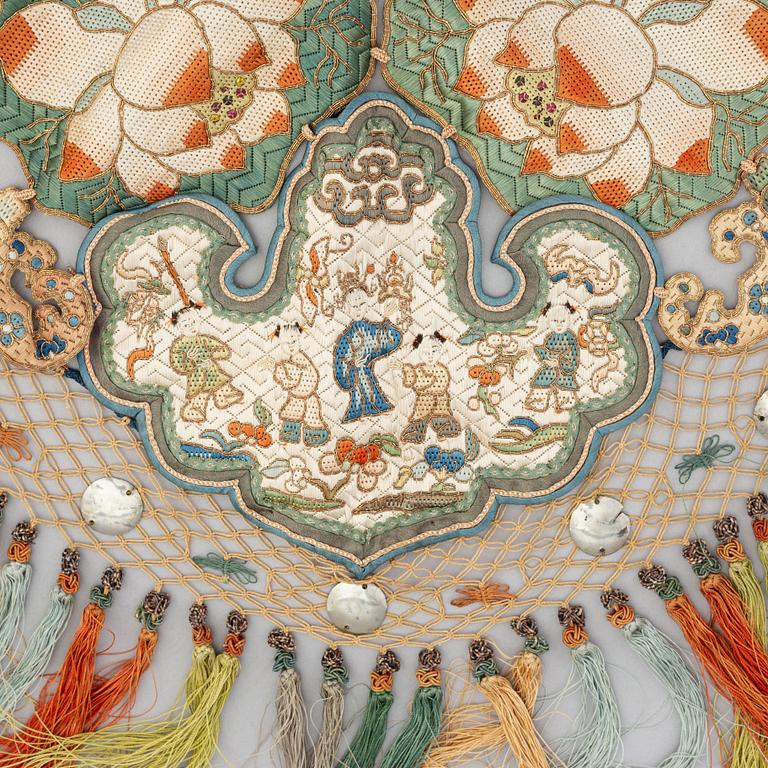 An embroidered silk collar, China, early 20th Century.