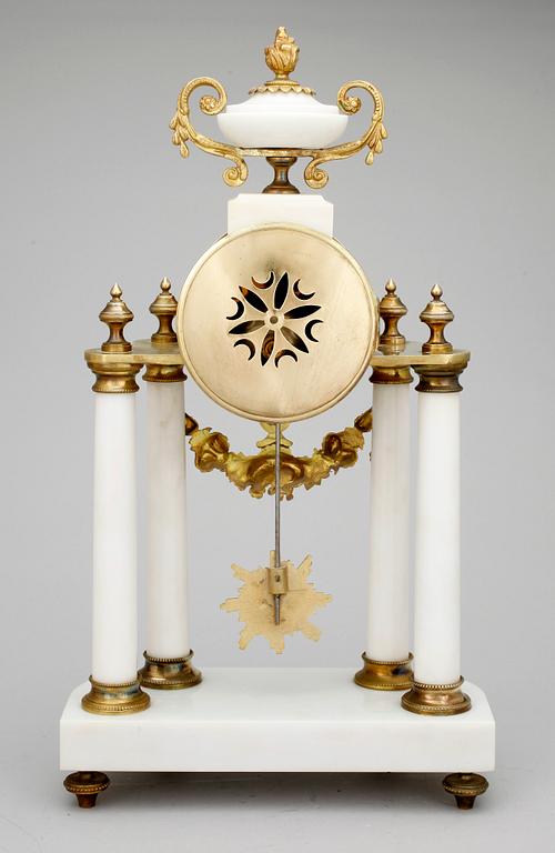 BORDSPENDYL, Louis XVI-stil, 1900-talets första hälft.
