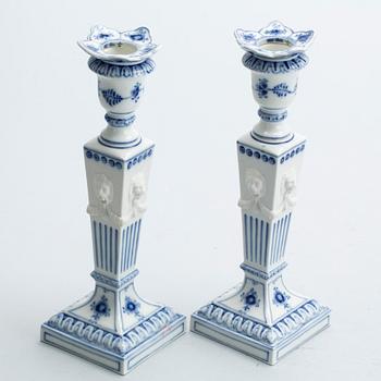 LJUSSTAKAR med lösa ljusmanschetter, ett par, porslin, "Musselmalet", Royal Copenhagen, 1900-tal.