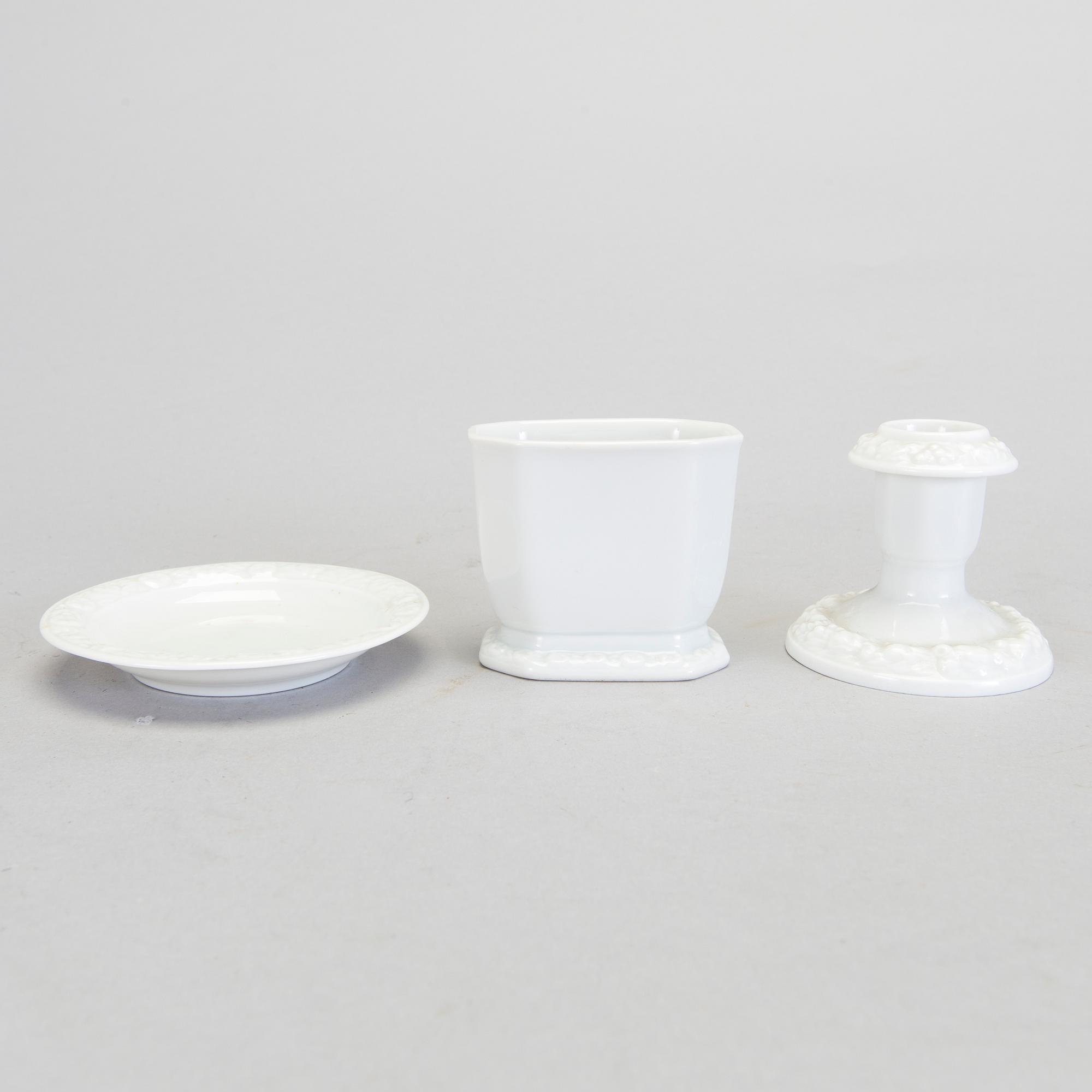 BULJONGKOPPAR med FAT, 13 st, samt SERVISDELAR, 12 st, "Maria Vit", Rosenthal.