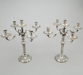 KANDELABRAR, ett par, silver, Venedig, Italien, 1900-talets mitt. Total vikt ca 3075 g.