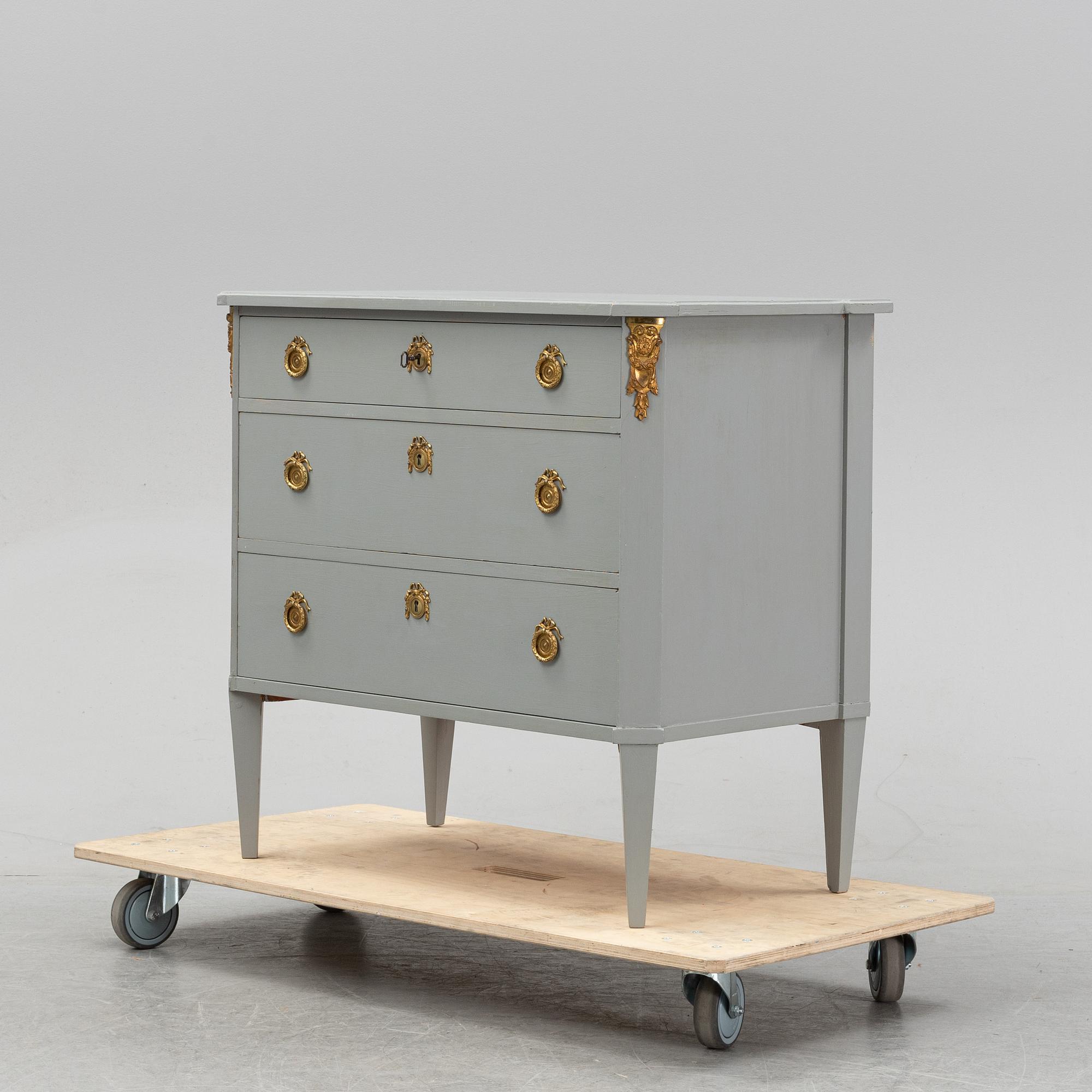 A painted Gustavian style chest of drawers, 20th Century.