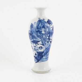 A blue and white porcelain vase, China, Qing dynasty, 19th century.