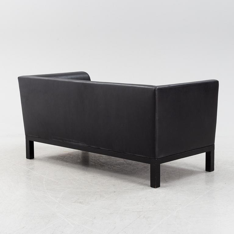 Johannes Foersom & Peter Hiort-Lorenzen, soffa EJ-40, Erik Jørgensen daterad -98.