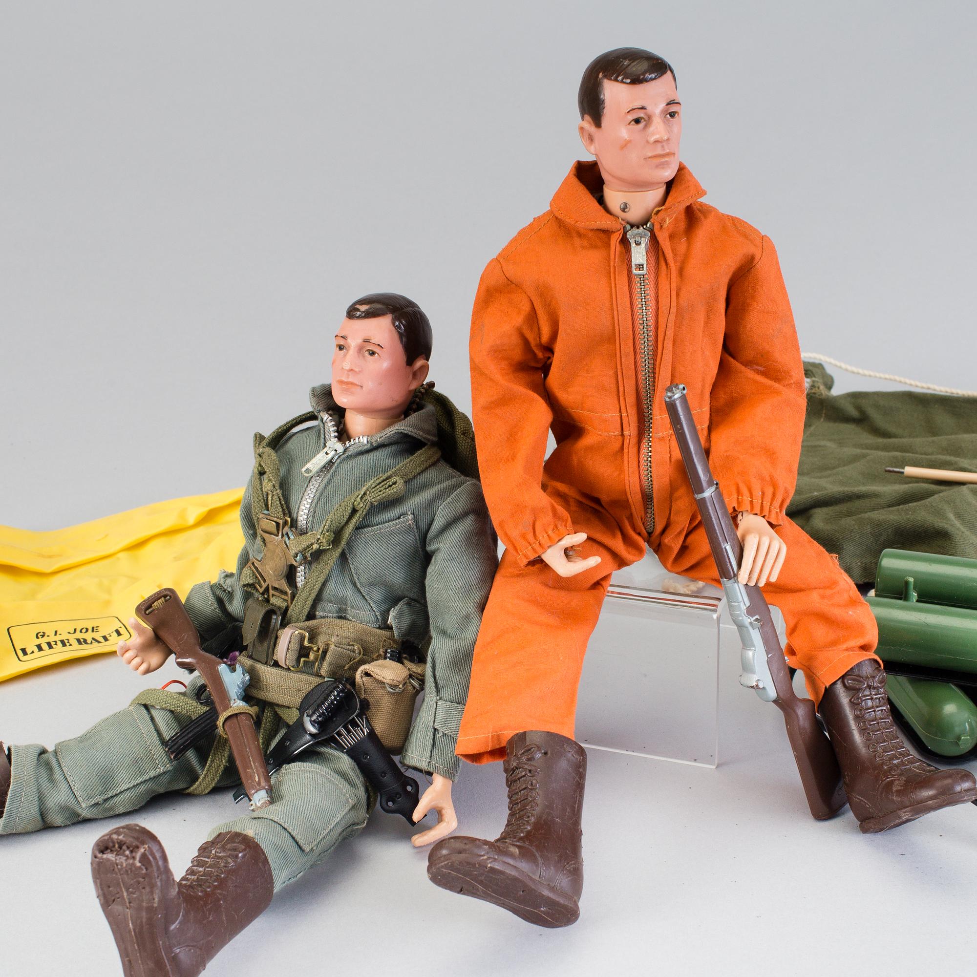 A lot of two Gi Joe figures and extre accessories, Hasbro, 1960/70s.