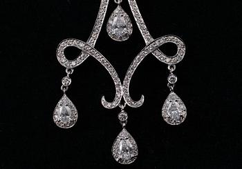 A NECKLACE, brilliant- and drop cut diamonds c. 2.56 ct. 18K white gold, weight 11 g.