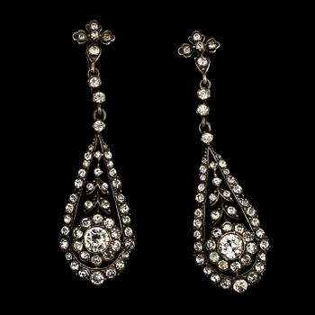 HALSBAND samt ÖRHÄNGEN, ett par, silver och fasettslipade stenar, importstmpl, omkring 1900. Vikt 35 g.