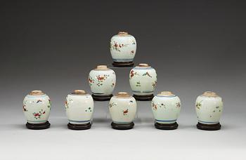 TEKRUKOR, åtta stycken, porslin. Qing dynastin omkring 1800.