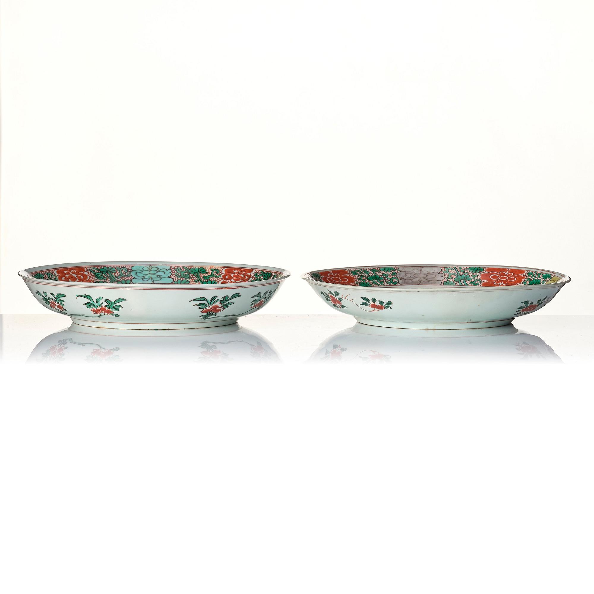 A matched pair of large famille verte chargers, Transition/ early Kangxi, 17th Century.
