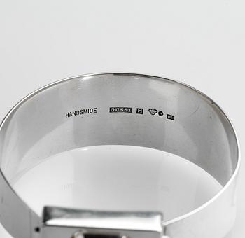 ARMRING, sterlingsilver med fasettslipad vit sten. Gussi, Malmö, 1964. Vikt ca 40 g.