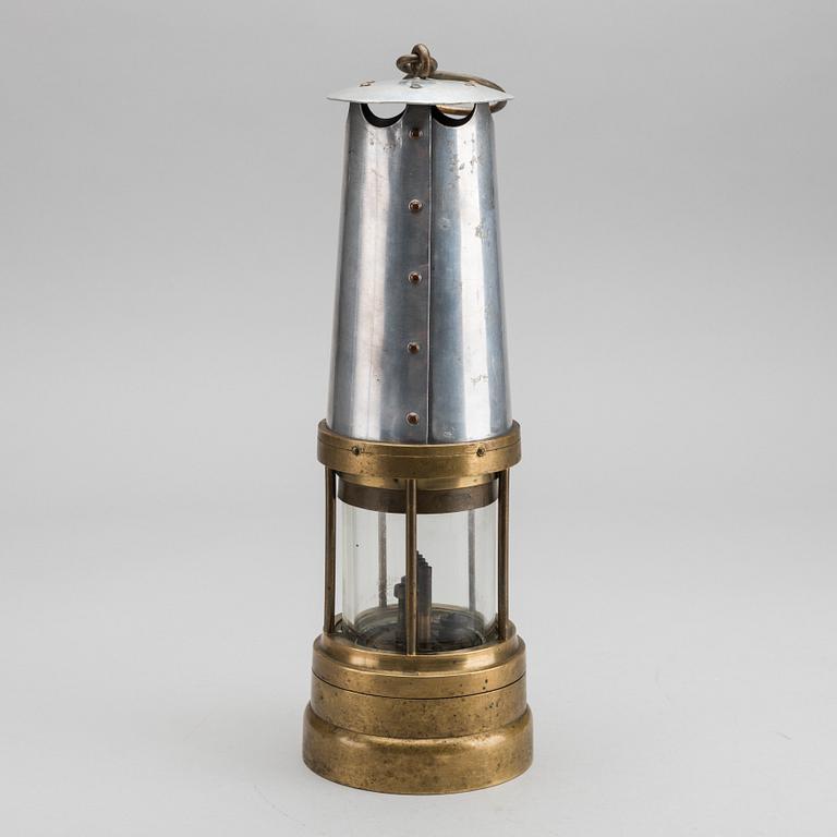 GRUVLYKTA/LAMPA. England 1900-talets mitt.