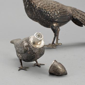 FIGUR/PEPPARKAR samt FIGUR, 1+1, silver respektive nysilver, Möjligen Holland, 1900-talets första hälft. Vikt ca 170 g.