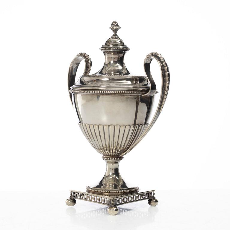 Guldsmedsaktiebolaget (GAB), A Swedish silver Gustavian style parcel gilt sugar bowl with lid, mark of GAB, Stockholm 1912.