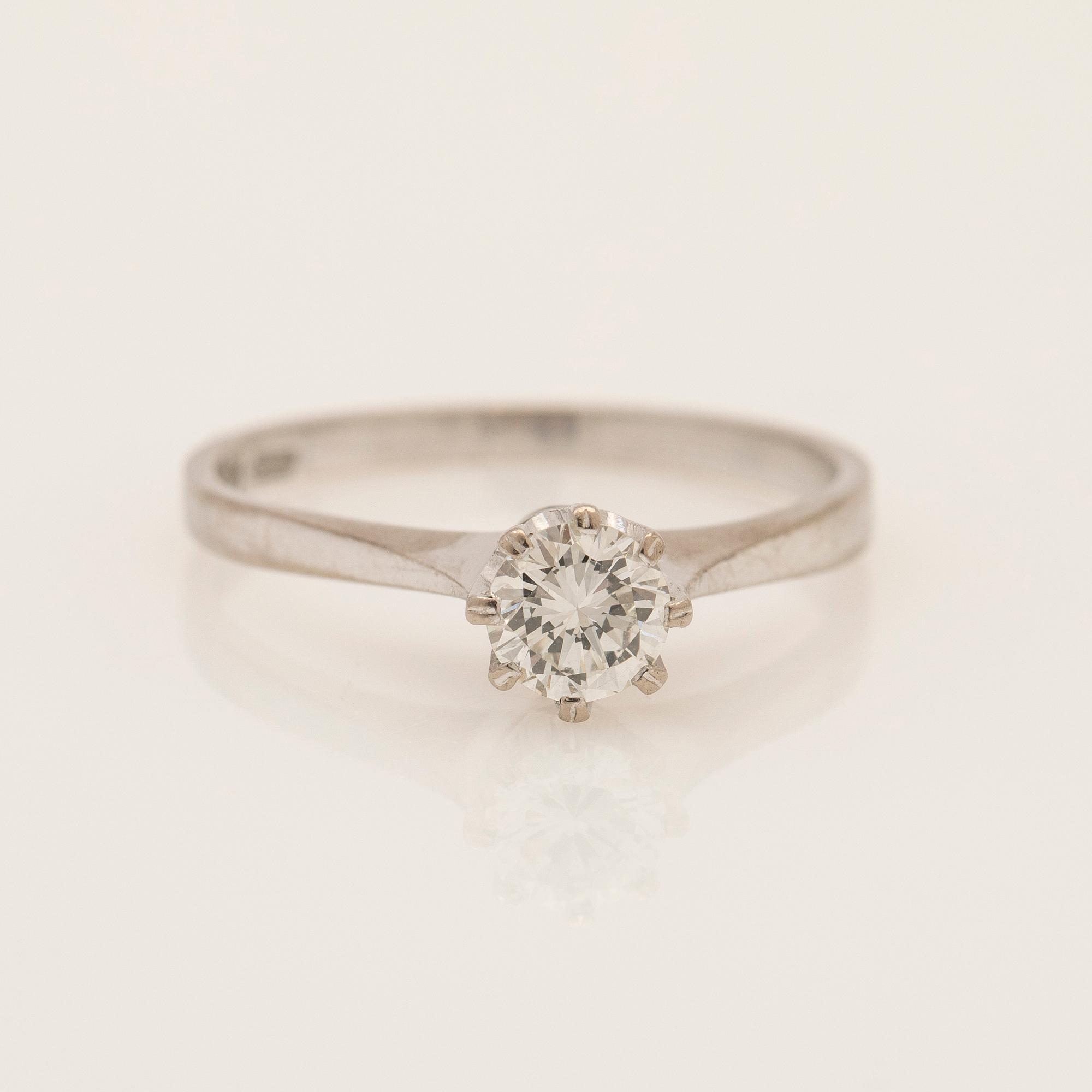 Ring, 18K vitguld med briljantslipad diamant.