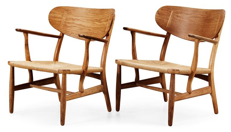 A pair of Hans J Wegner easy chairs by Carl Hansen & Son, Denmark.