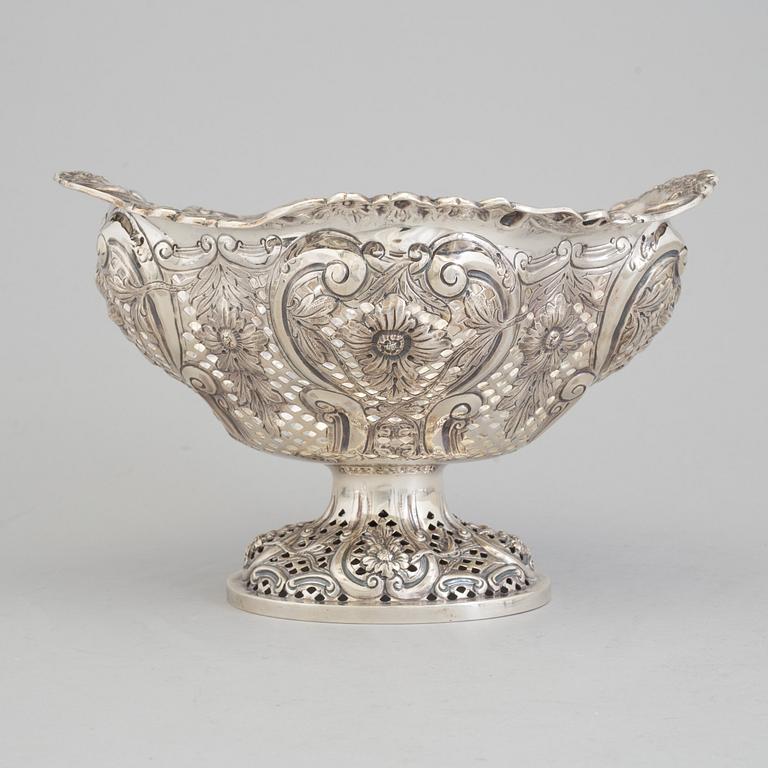 A silver bowl by CHARLES STUART HARRIS, London, 1890.