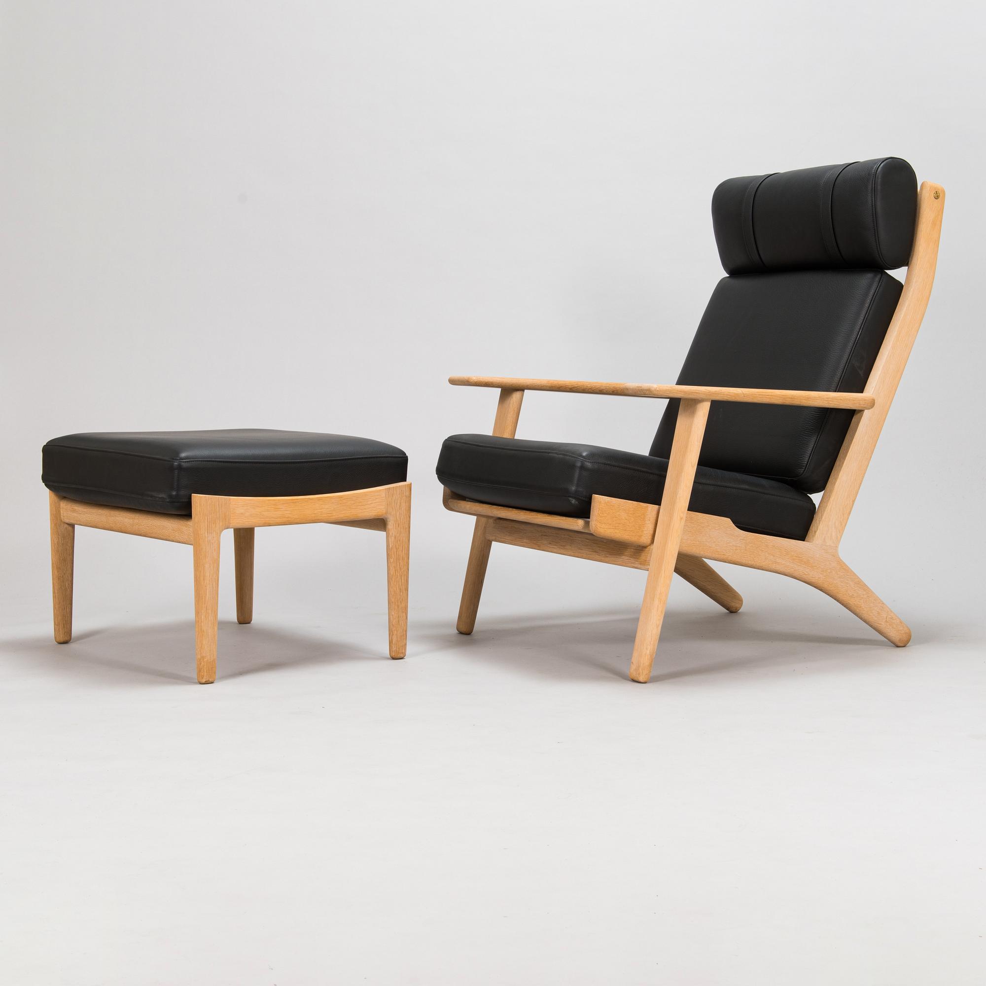 Hans J Wegner, fåtölj, modell GE-290 A och fotpall, Getama 2004.
