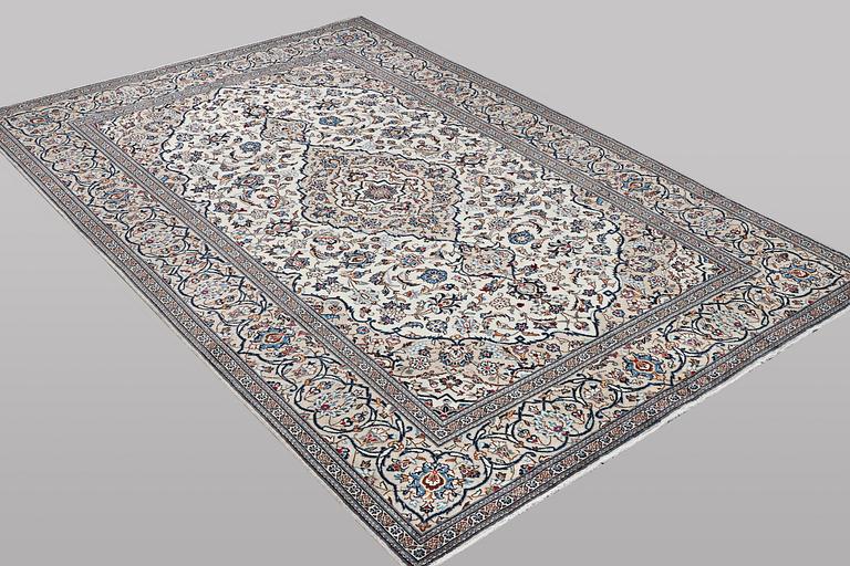 A carpet, Kashan, ca 290 x 193 cm.