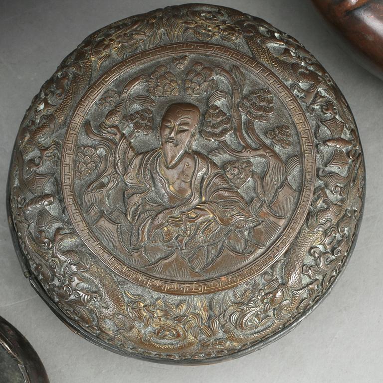 RÖKELSEKAR, VINOFFERKÄRL, LOCKASK, SKÅL samt GONG, brons/patinerad koppar, bl.a. Kina, 1900-tal.