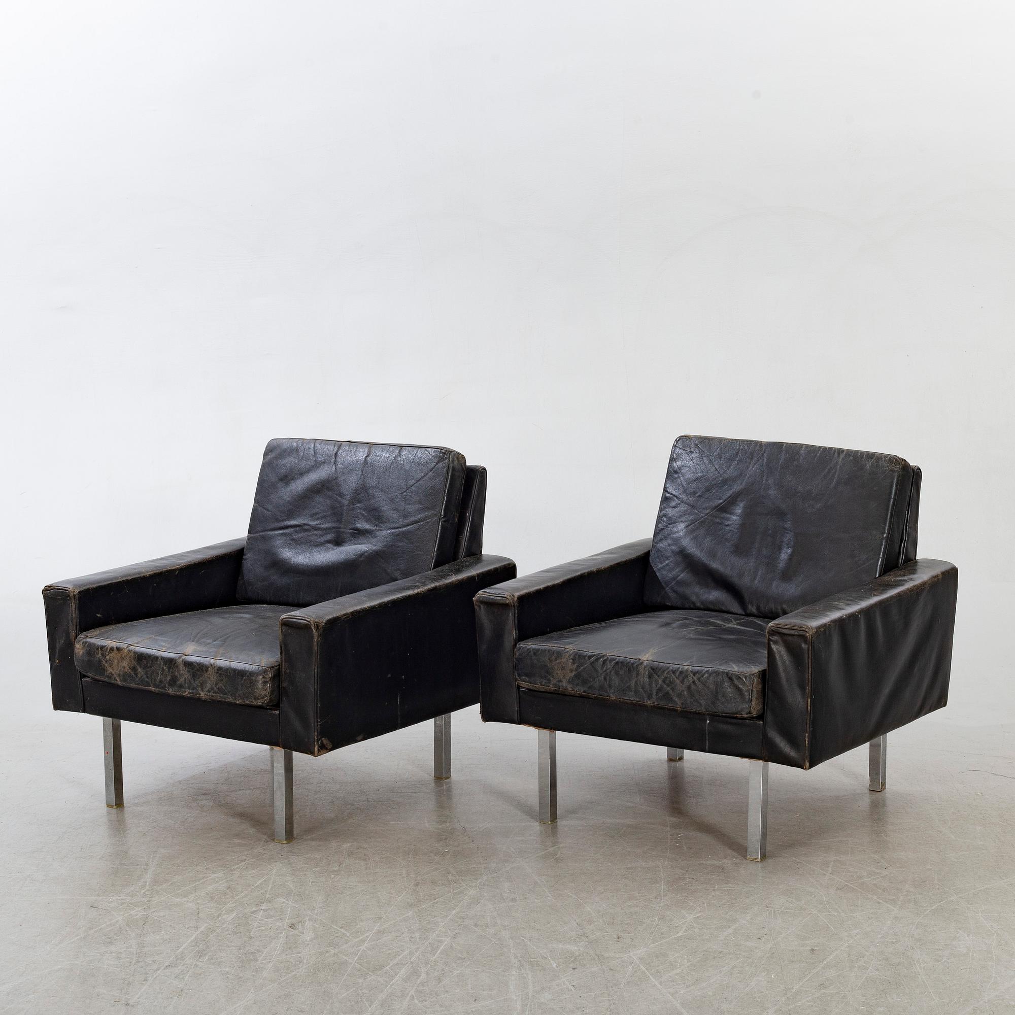 A pair of 1960:s easy chairs.