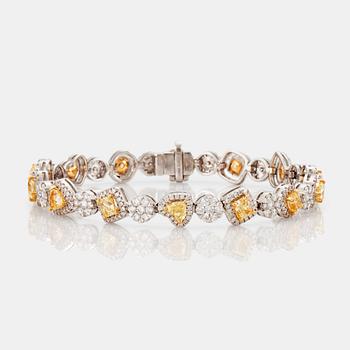 609. A bracelet with 14 Fancy Yellow and 333 brilliant cut diamonds total carat weight ca 8.82 cts. Quality ca G-H/VS-SI.