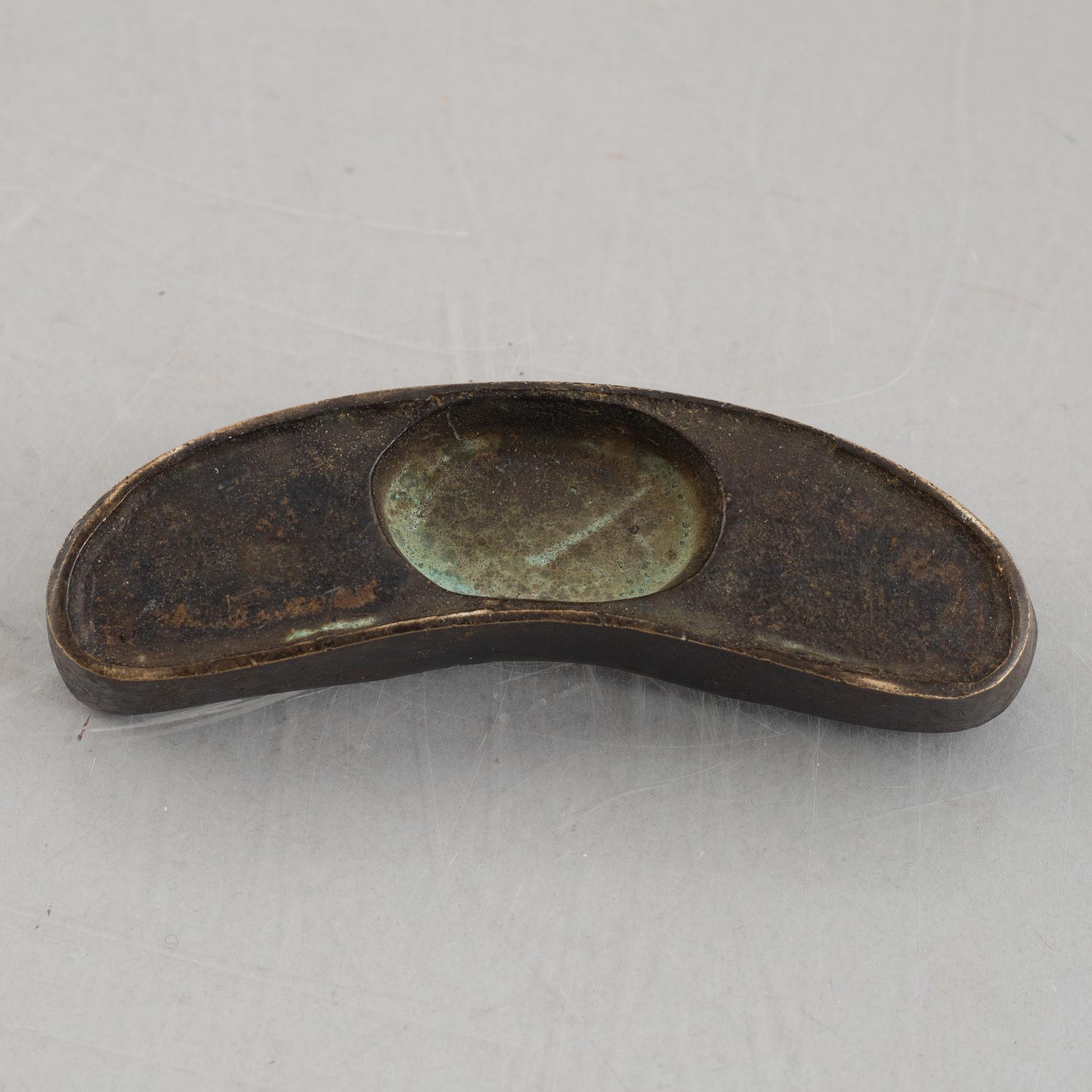Penselställ samt ställ, brons, Kina, bl.a. Mingdynastin (1368-1644).