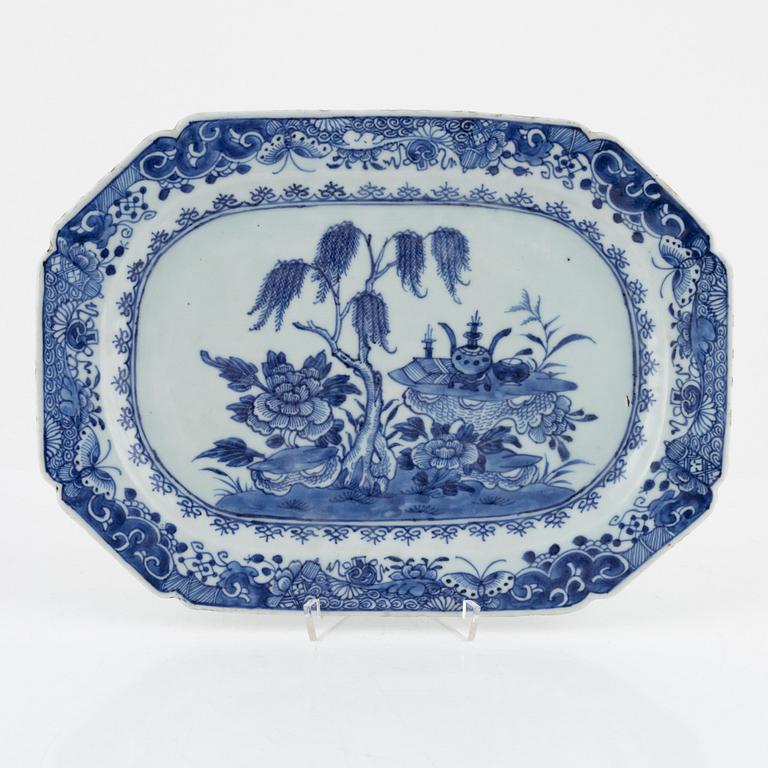 A Chinese blue and white export porcelain dish, Qing dynasty, Qianlong (1736-95).
