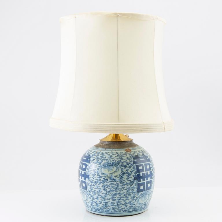 A blue and white chinese jar mounted as a lamp, late Qing dynasty, circa 1900.