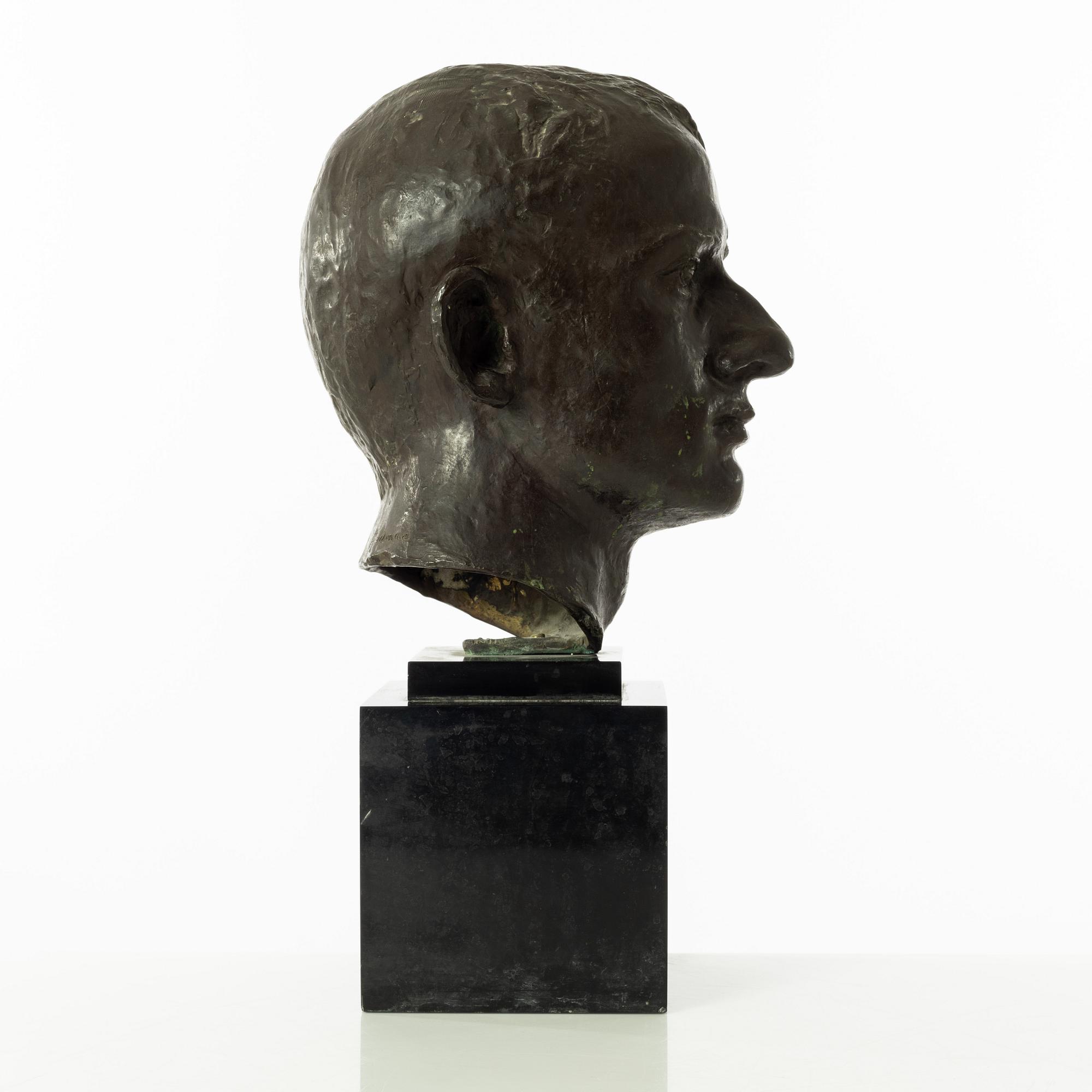 Gudmar Olovson, skulptur. Signerad. Numrerad. Gjutarstämpel. Brons, total höjd 44,5 cm, längd 24 cm.