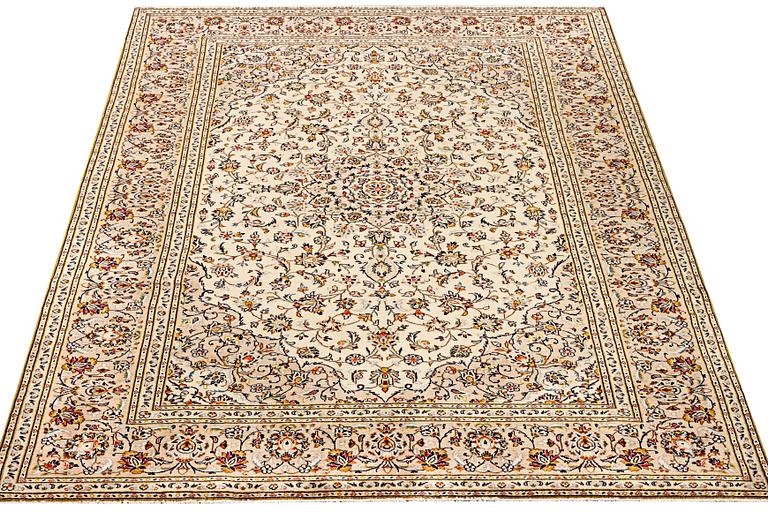 A Kashan carpet, c. 295 x 197 cm .