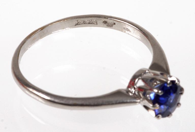 RING, vitguld 23 k, med safir.