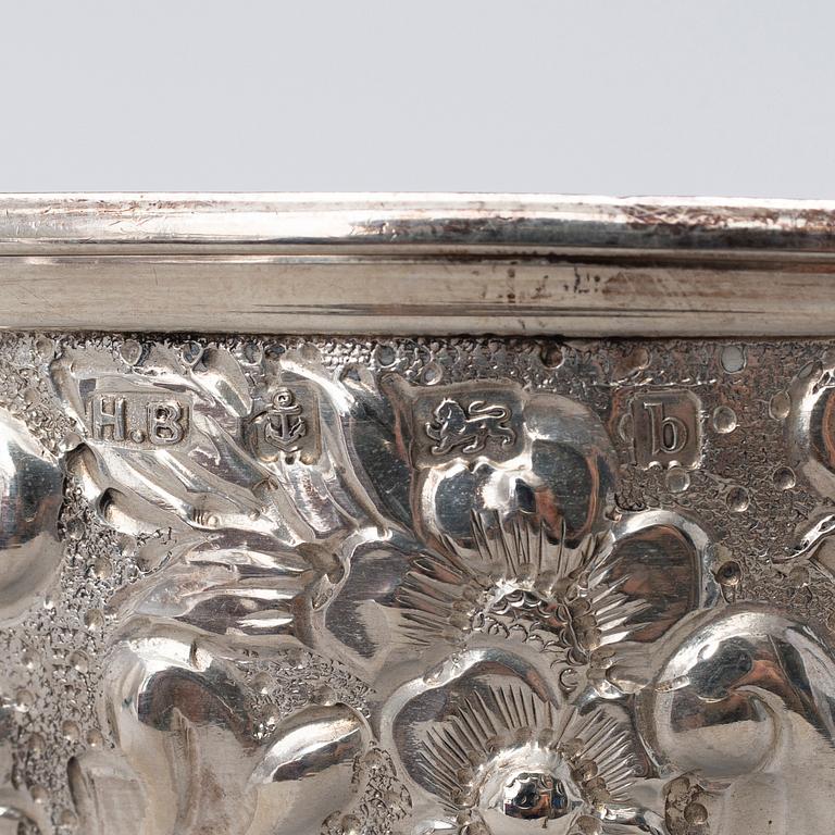 A BOWL, sterling silver, Henry Hutton Bourne, Birmingham 1901. Weight 124 g.