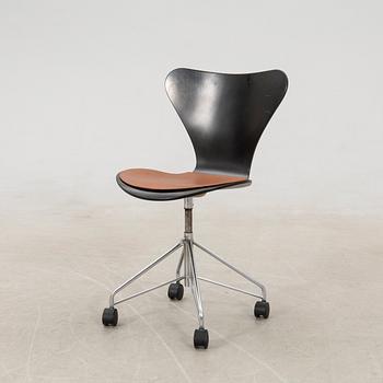 Arne Jacobsen, desk chair "Seven", Fritz Hansen Denmark 1995.