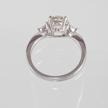 RING, 18K vitguld med 2 triangelslipade diamanter ca 0.22 ct samt en briljantslipad diamant ca 1.50 ct. Vikt 4,4 gram.