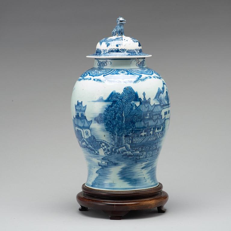 A blue and white jar with cover, Qing dynasty, Qianlong (1736-95).